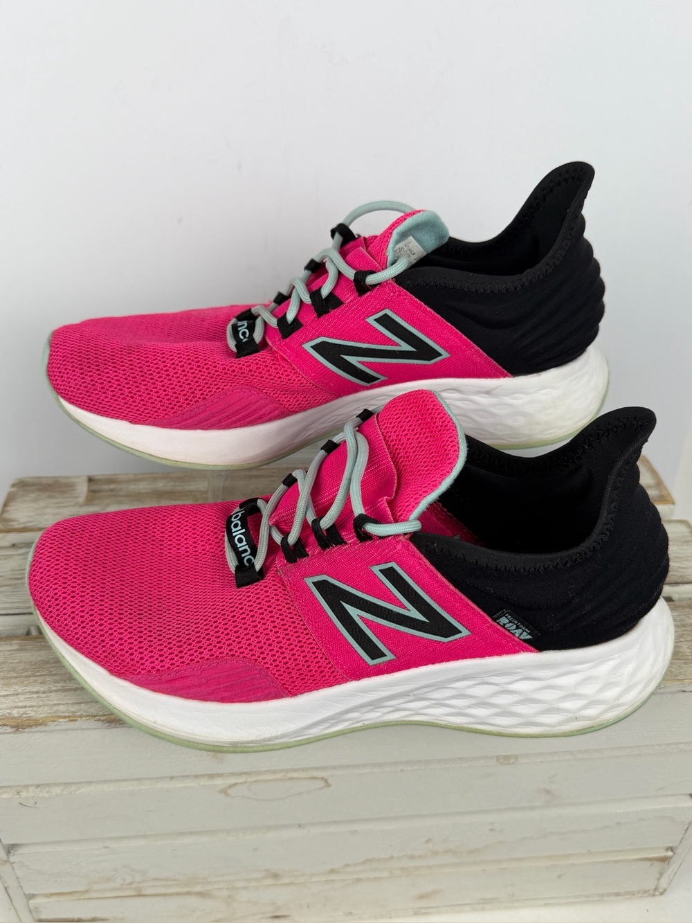 New Balance Fresh Foam Roav women's running shoes vibrant Pink Glo size 8.5 - Picture 3 of 12